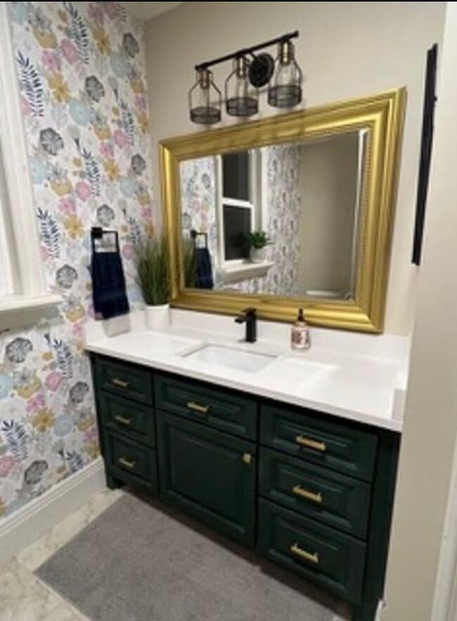 Building Photo - Beautiful, 6 Bedroom Home! 6 or 18 Month Lease!