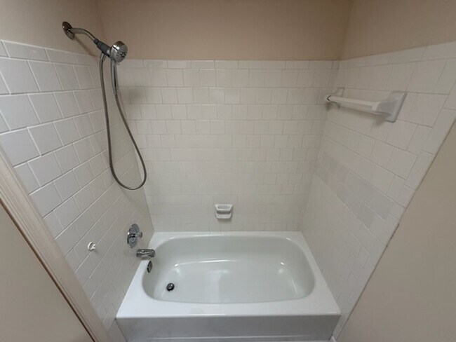 Building Photo - Updated 4BR Townhome!