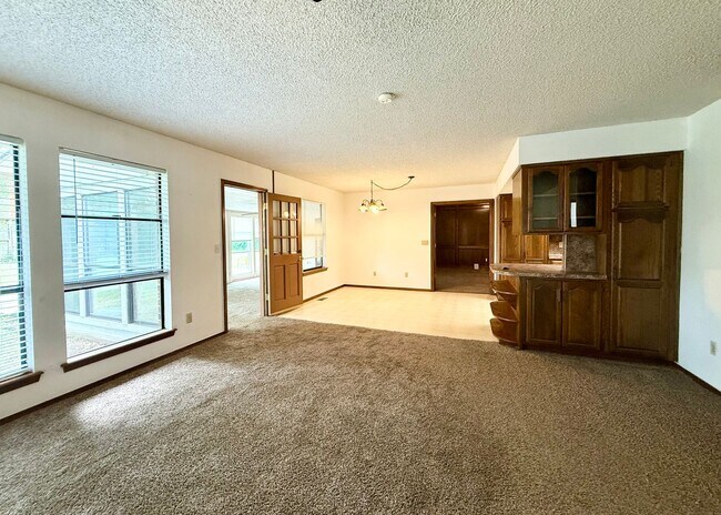 Building Photo - 4BD 2.5 Bath Pet Friendly
