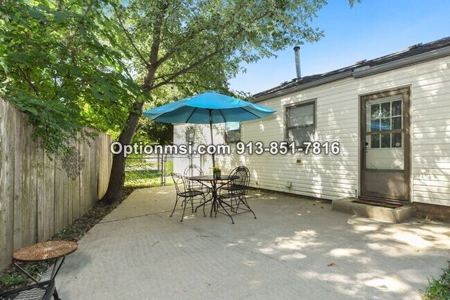 Building Photo - Near downtown Overland Park!