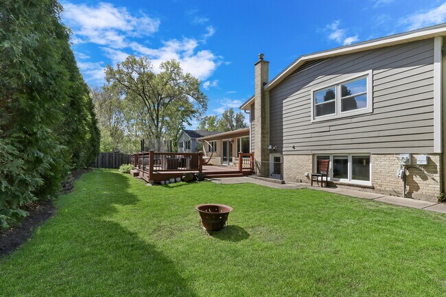 Building Photo - 107 E Burr Oak Dr