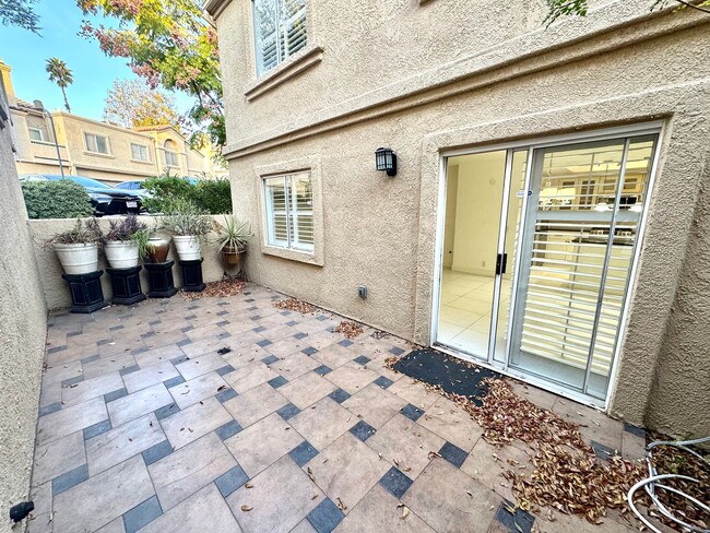 Building Photo - Charming 3 bedroom condo in Lake Forest