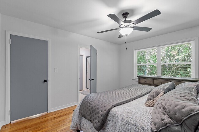 Building Photo - 3 bedroom 2 bath house 1-car garage walk to TMH!! Available in MAY!