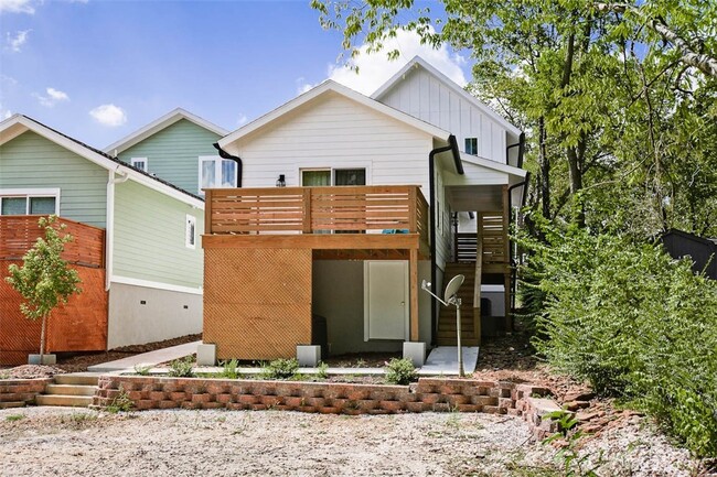 Building Photo - 930 S College Ave