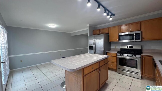 Building Photo - 1732 Pinewind Dr