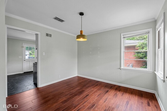 Building Photo - Check Out this 3 bed 2 bath