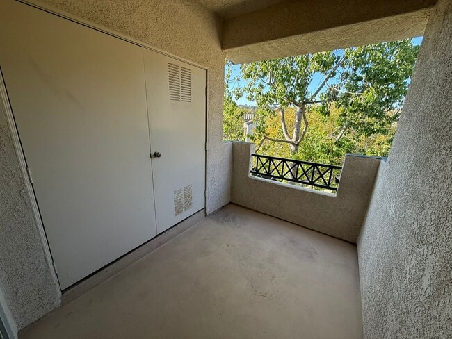 Building Photo - 1BR/1BA Condo w/ ASSIGNED PARKING for rent near Del Mar AVAILABLE NOW!