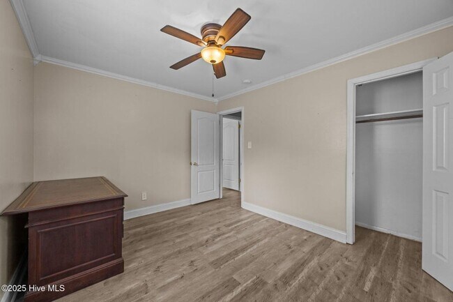 Building Photo - 613 Maple St