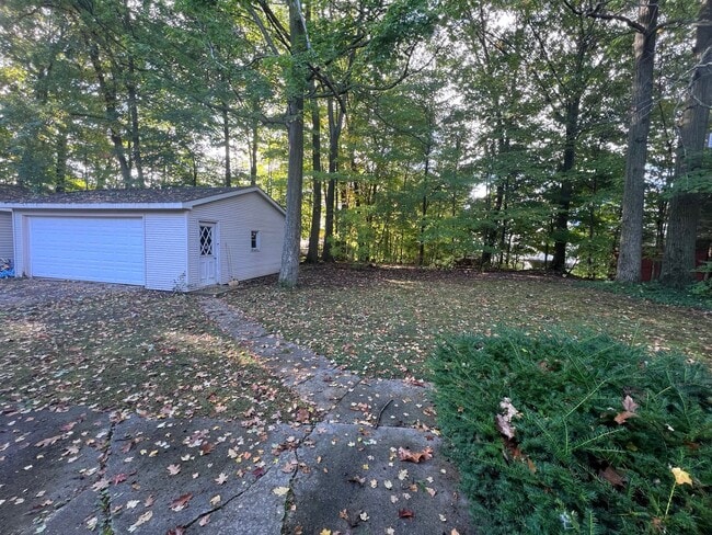 Building Photo - Two Bedroom Duplex SE Side w/ Decorative Fireplace! One Stall in Garage!