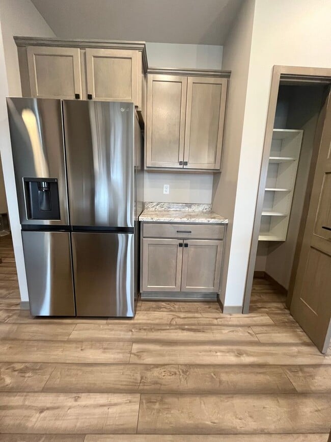 Building Photo - Spacious 2 Bed/2 Bath House with 3 Car Garage!