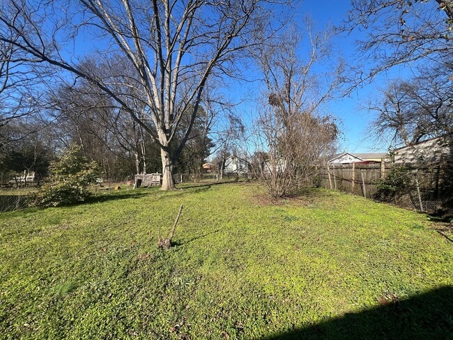 Building Photo - 2 Bedroom 1 Bathroom Home in the West End