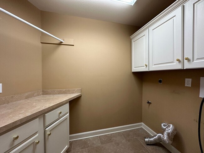 Building Photo - Fully Updated Executive Rental - FREE MONT...