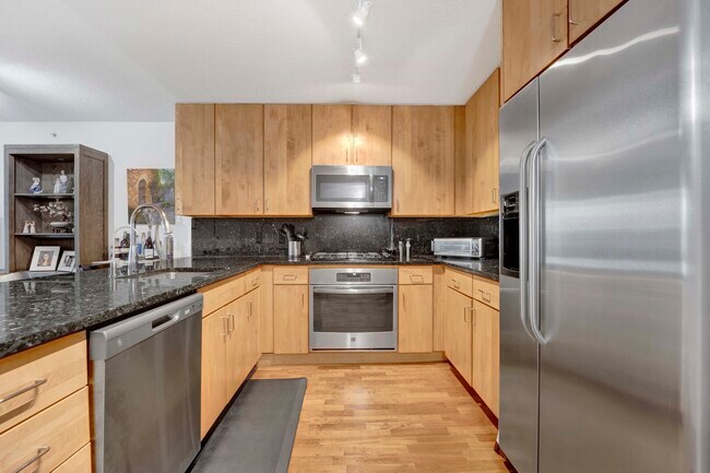 Building Photo - 9725 Woods Dr