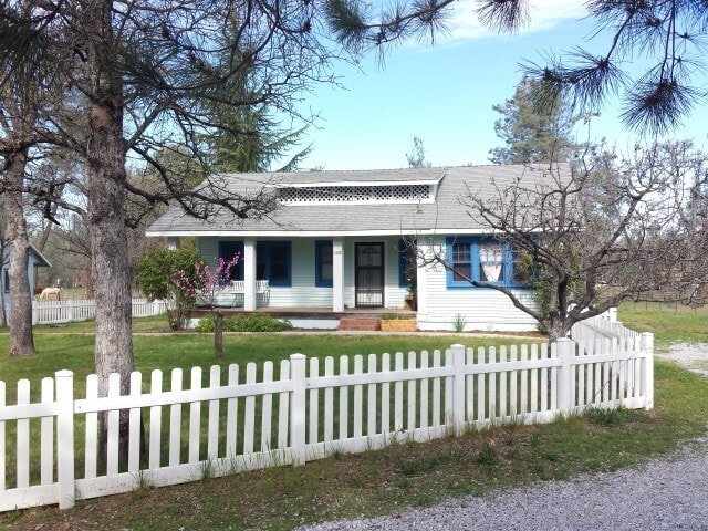 Primary Photo - Country Charm Just Minutes From Town!
