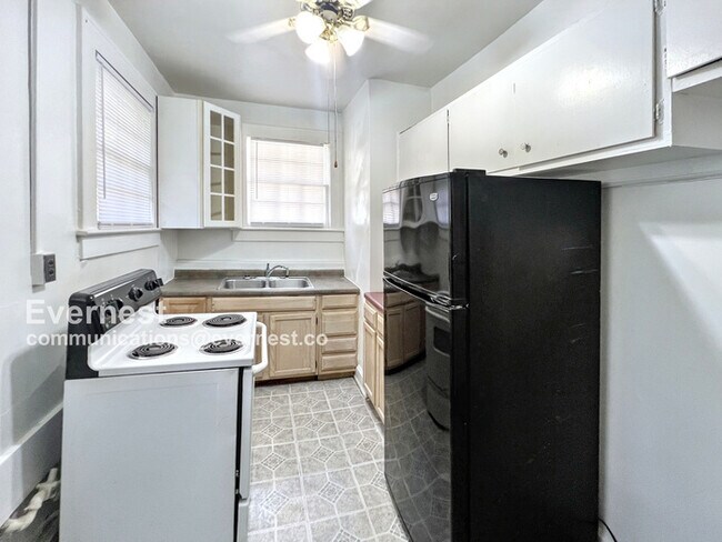 Building Photo - 904 3rd St W