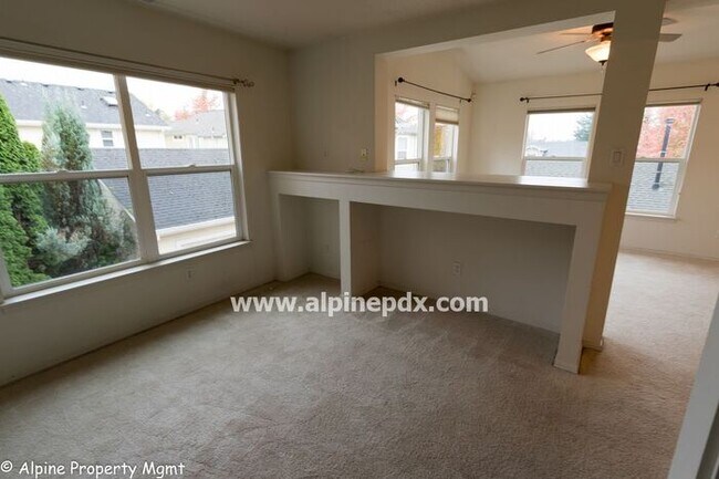 Building Photo - Great 2nd Floor Studio/Carriage House at O...
