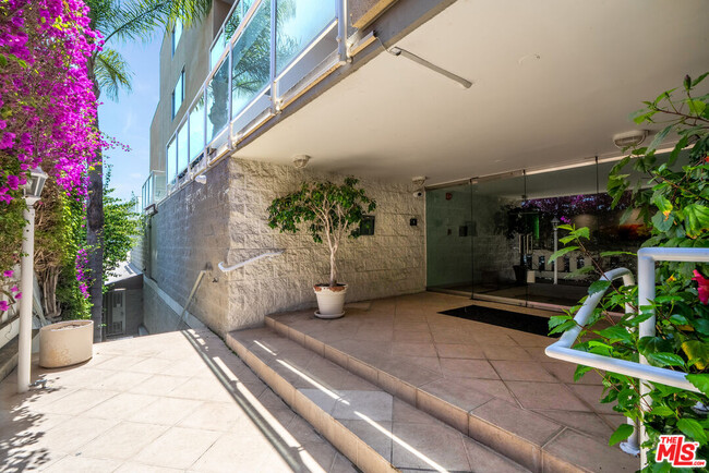 Building Photo - 723 Palisades Beach Rd