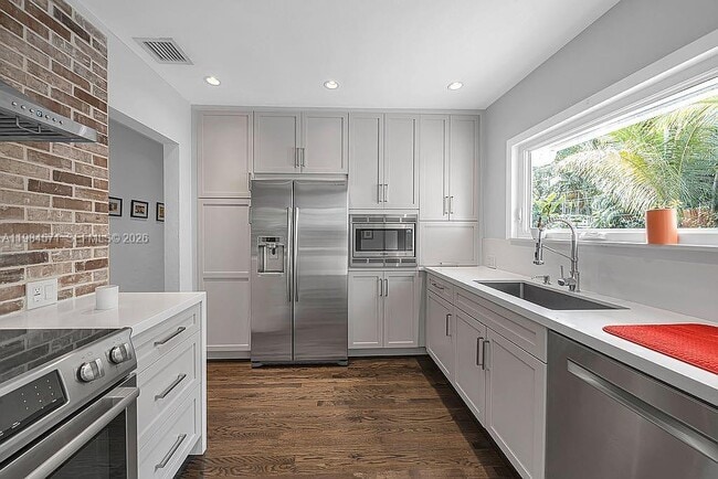 Building Photo - 5850 SW 47th St