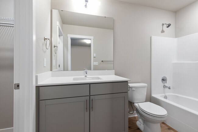 Building Photo - Modern 3 Bedroom Townhome with Designer Finishes in Lynnwood