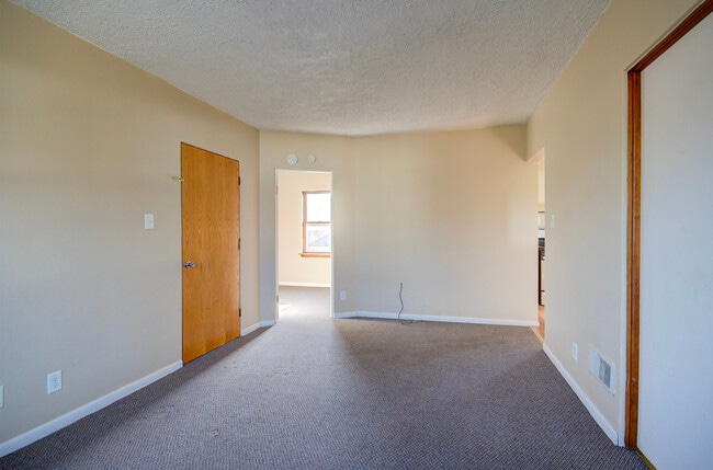 Building Photo - 400 Moran St