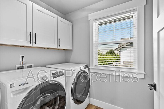 Building Photo - 2201 DeJong Dr