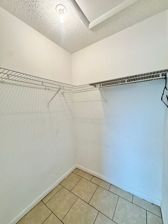 Building Photo - 2538-2540 Elm Ave