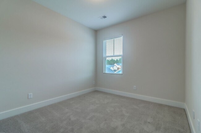 Building Photo - Beautifully Maintained 3 Bedroom, 2.5 Bath...