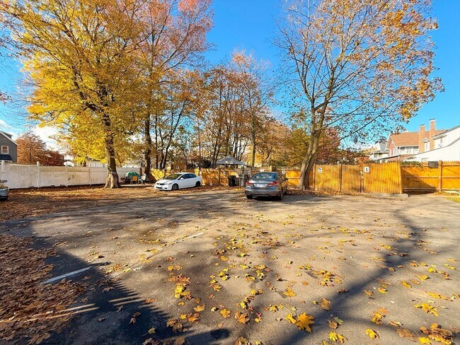 Building Photo - 39 Pond St