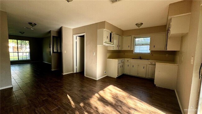 Building Photo - 10 Tulipan Dr