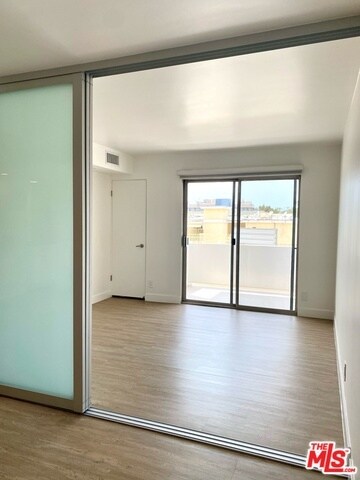 Building Photo - 435 N Oakhurst Dr