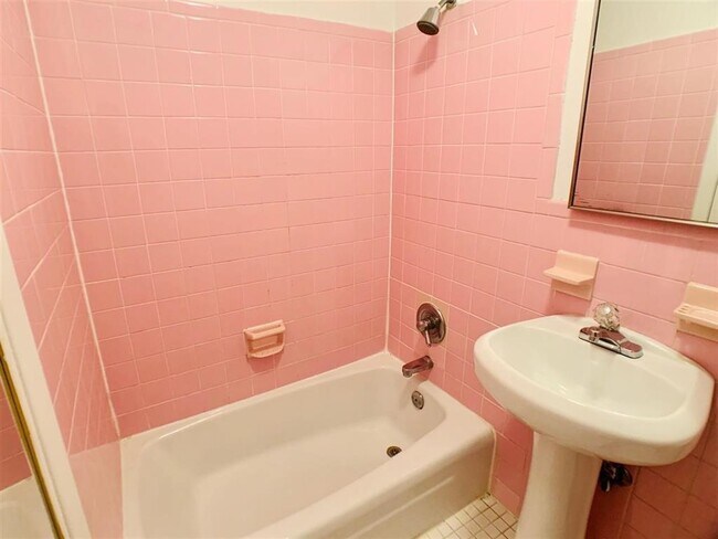 Building Photo - 404 Adams St