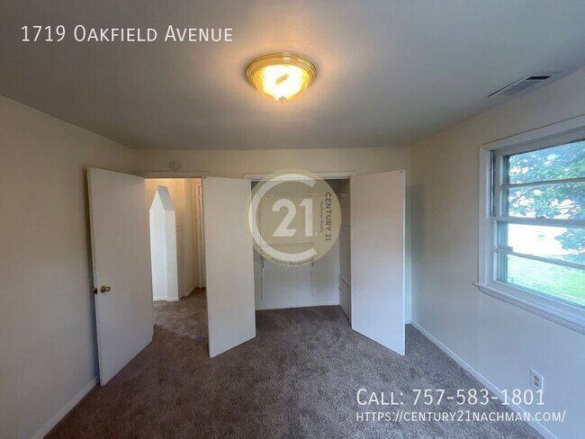 Building Photo - 1719 Oakfield Ave