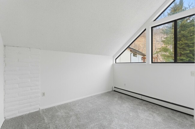 Building Photo - Beautiful 5-bed, 3.5 bath townhome steps from hiking trails and West Pearl St