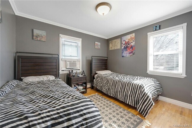 Building Photo - 570 N Barry Ave