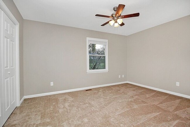 Building Photo - Updated 2BD/1.5BA Hickory Townhome