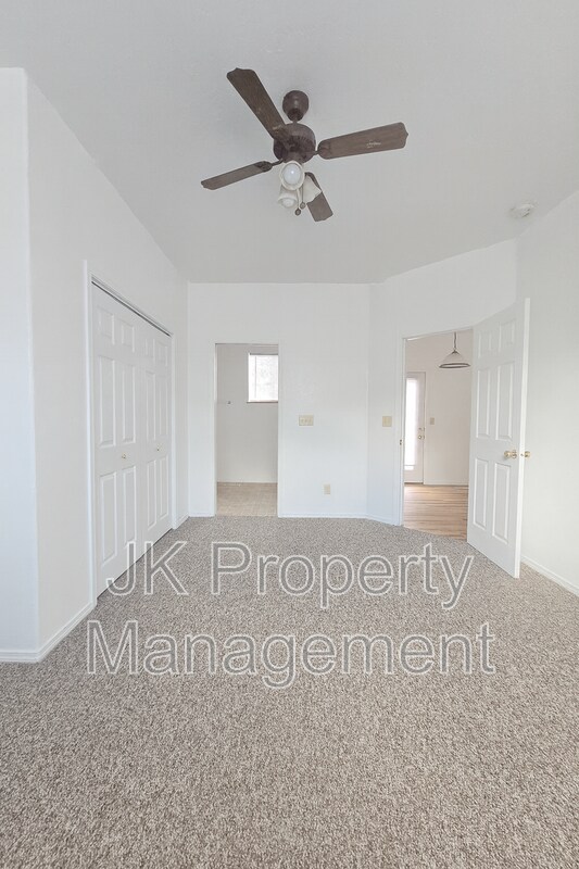 Building Photo - 819 6th Ave S