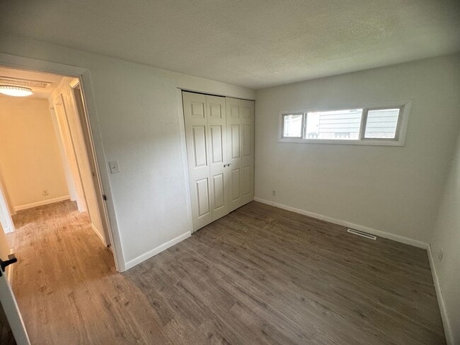 Building Photo - 3 Bedroom House in East Moline