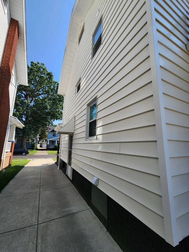 Building Photo - Newly Renovated 3-Bedroom Property in Prim...