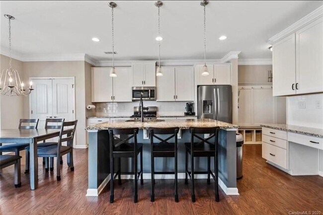 Building Photo - 371 Livingston Dr