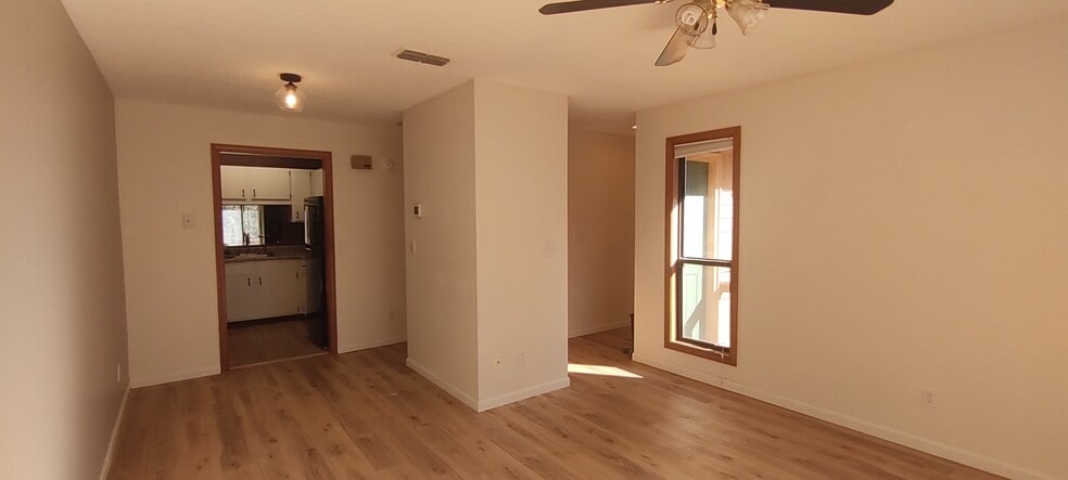 Building Photo - 521 Courtwood Ln