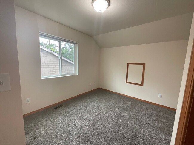Building Photo - 3 Bed, 2.5 Bath with Garage and Fully Fenced Back Yard