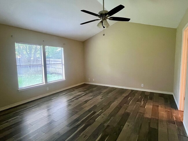 Building Photo - 3/2/2 Single Story Hidden Gem ~ Conveniently Located to RAFB, SAMMC & shopping ~ Move in Ready!