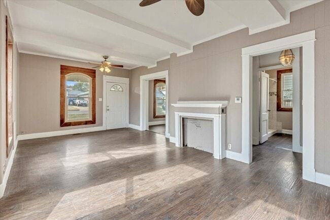 Building Photo - 913 S Hoff Ave