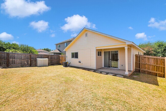 Building Photo - Cozy 3 Bedroom Home in Far West San Antonio!