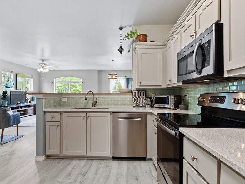 Building Photo - 1170 NE 64th Ln