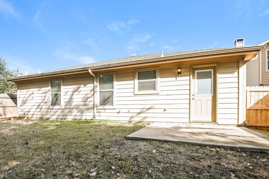 Building Photo - 7948 Meadow View Tr