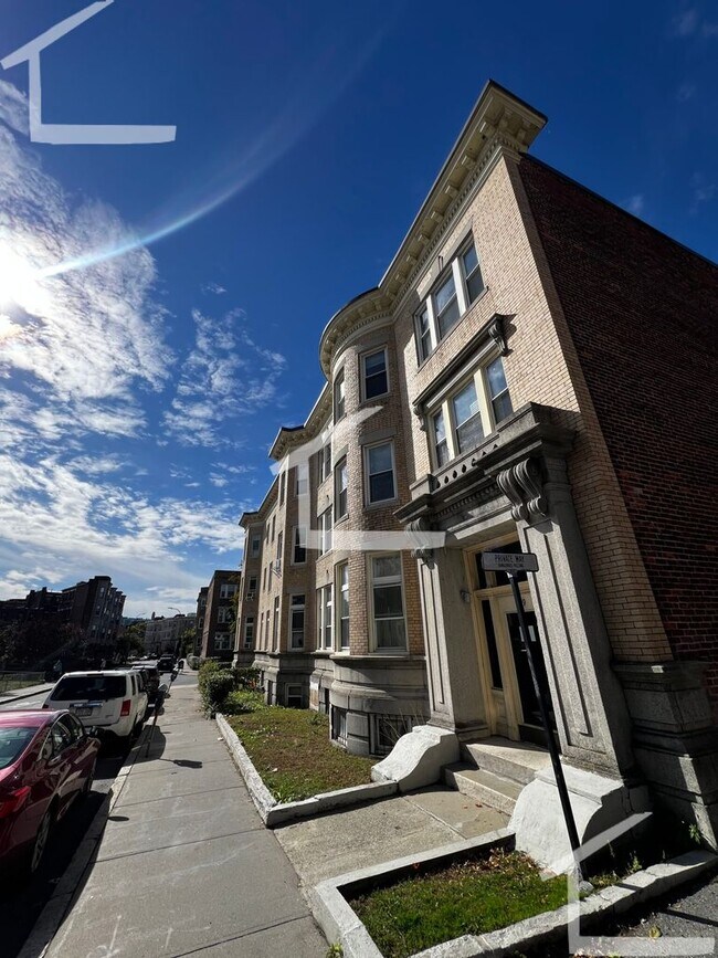 Building Photo - Massive Apt in Desirable Location for BU s...