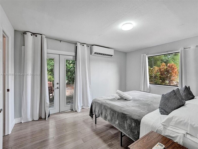 Building Photo - 2500 NE 19th St