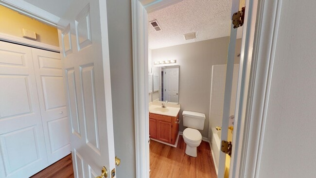 Building Photo - Charming one-story 1st level end unit condo