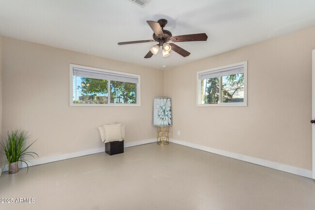 Building Photo - 1422 W Orange Dr